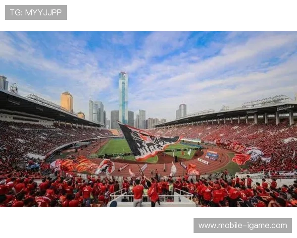 恒大足球队在香港录相活动中展现风采与激情引发球迷热烈反响